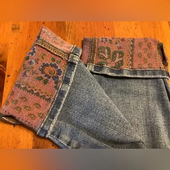 Judy Blue Paisley Bandana Cuff Distressed Ankle Jeans in Blue 88574 size 1 - Picture 4 of 7